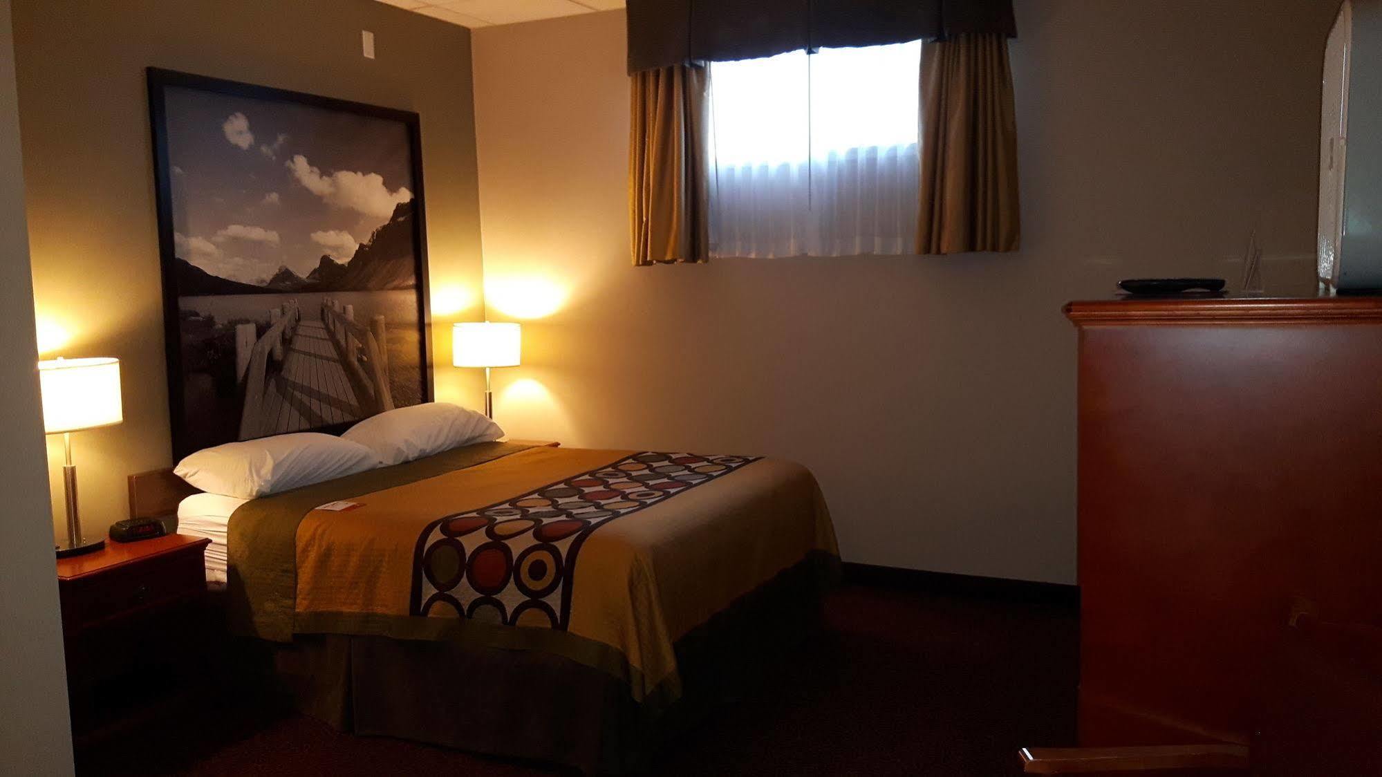 Super 8 By Wyndham Cochrane Hotel Kültér fotó